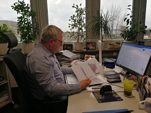 Bürgermeister Kruse liest den Lagebericht der Region Hannover © Stadt Sehnde