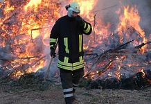 Feuerwehr beim Osterfeuer, Bild Sehnde-News
