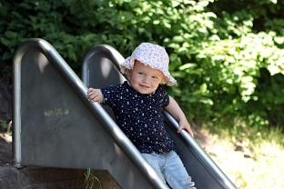 Spielplatz, Marie auf der Rutsche Spielplatz, Marie auf der Rutsche © Stadt Sehnde